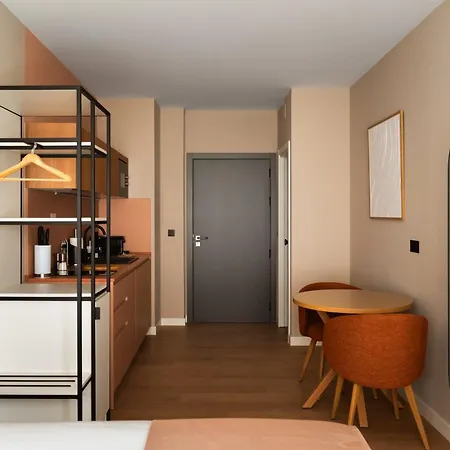 Limehome Julio Urquijo Aparthotel 3*